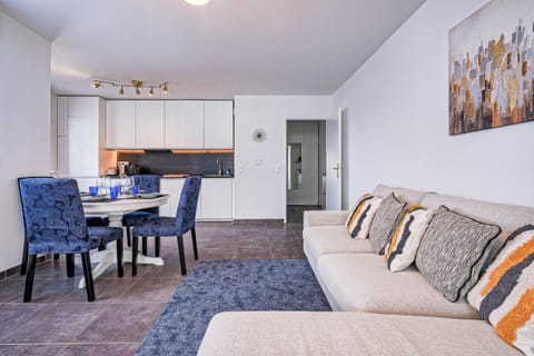 Kitchen or kitchenette, Living room, Seating area, Dining area