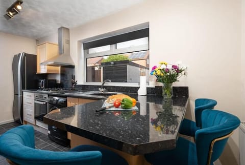 Alexandra - WiFi Parking Garden House in England