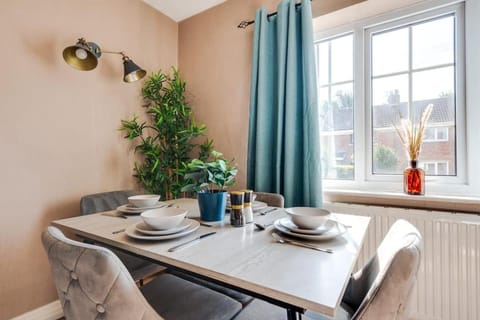 Alexandra - WiFi Parking Garden House in England