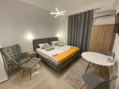 Bed, Photo of the whole room, Seating area, Bedroom, air conditioner