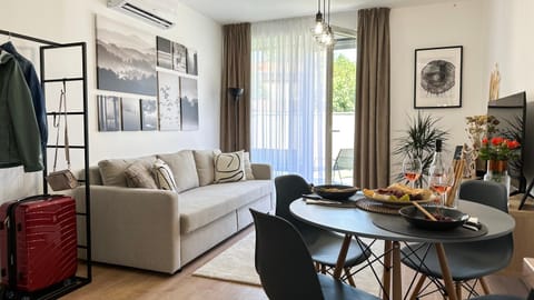 Living room, Food and drinks, Seating area, Dining area