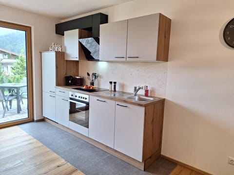 Coffee/tea facilities, Kitchen or kitchenette, Dining area, dishwasher, oven, stove