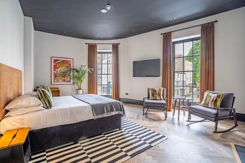 Bed, TV and multimedia, Photo of the whole room, Seating area, Bedroom