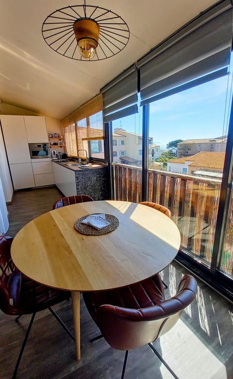 Coffee/tea facilities, Dining area, dishwasher, oven, washing machine, kitchen