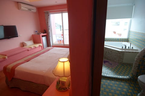 Shower, Toilet, Nearby landmark, Neighbourhood, Natural landscape, Garden, Bathroom, TV and multimedia, Coffee/tea facilities, Balcony/Terrace, Food and drinks, Other, Photo of the whole room, Decorative detail, Decorative detail, Beach, Bedroom, On site, Garden view, Landmark view, Sea view, Area and facilities, bunk bed