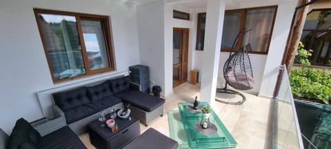 Day, Seating area