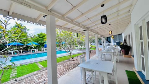 Day, Garden, Dining area, Garden view, Pool view, Swimming pool, sunbed