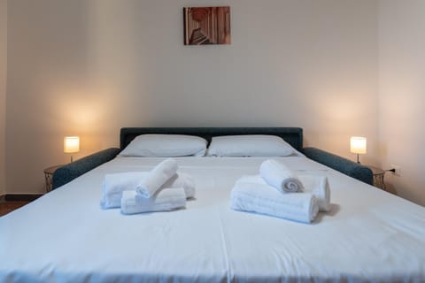 Bed, Bedroom, towels