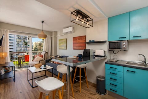 Kitchen or kitchenette, Living room, Dining area, minibar
