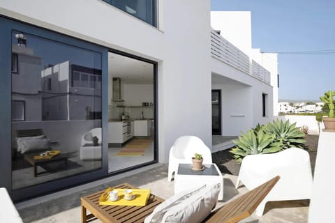 Property building, Patio, Garden, Balcony/Terrace, Garden view, sunbed