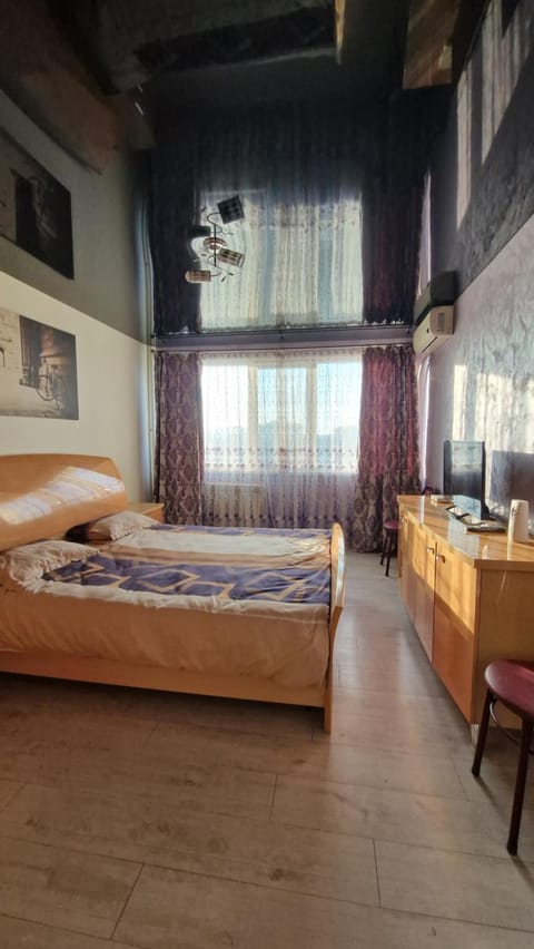 Bed, TV and multimedia, Photo of the whole room