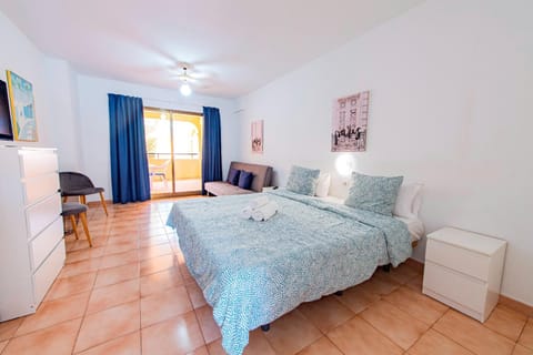 Bed, Photo of the whole room, Bedroom, fireplace, towels