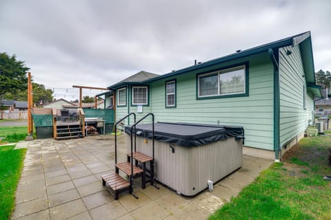 Pet-Friendly Westport Vacation Rental with Hot Tub! House in Westport