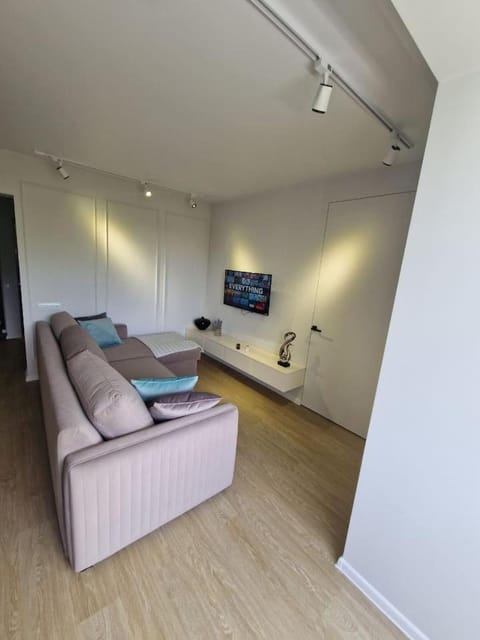 Bed, TV and multimedia, Living room, Photo of the whole room, Seating area