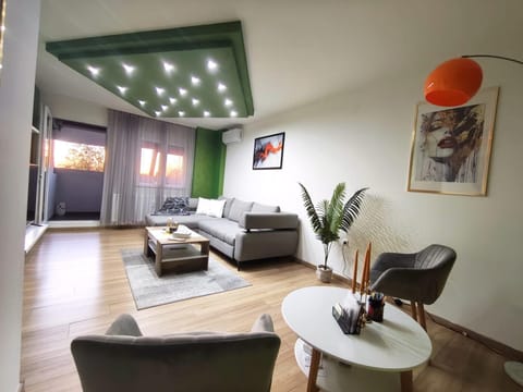 TV and multimedia, Living room, Seating area, internet, internet