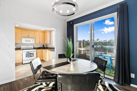 Beverly Hills Penthouse 2 BR Apt with Parking 407 Apartment hotel in Beverly Hills