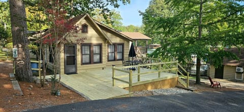 #06 - Lakeview Two Bedroom Cottage-Pet Friendly House in Rockwell