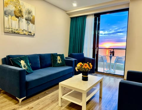 View (from property/room), Balcony/Terrace, Living room, Seating area