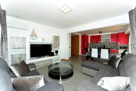 TV and multimedia, Kitchen or kitchenette, Living room, Seating area