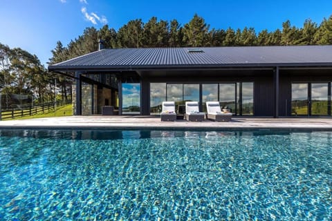 Property building, Swimming pool, sunbed