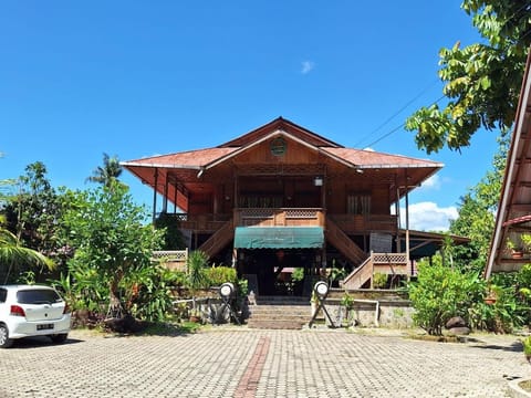 Property building, Restaurant/places to eat, Day, Lobby or reception, Parking
