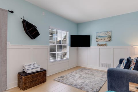 Gorgeous Apartment on Mango St Steps to Beach Apartment in Estero Island