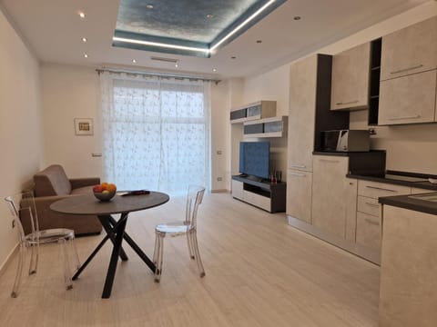 Kitchen or kitchenette, Living room, Seating area, Dining area, minibar, pet friendly, stove