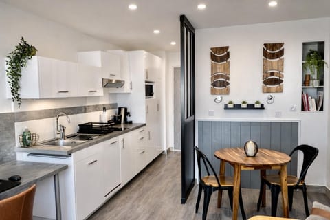 Kitchen or kitchenette, Dining area, stove