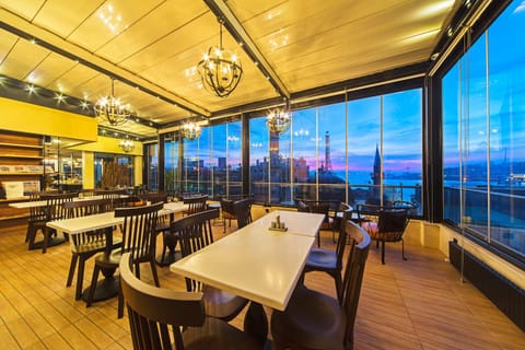 Restaurant/places to eat, Restaurant/places to eat, Spring, Bird's eye view, Balcony/Terrace, Autumn, On site, Sea view, Buffet breakfast, Lunch, Dinner, Sunrise