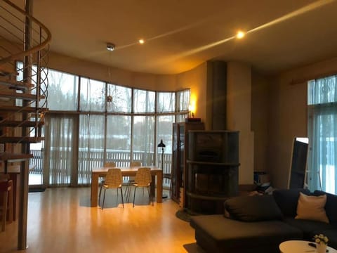 Kotimaailma - Iso ja viihtyisä omakotitalo saunalla 9 henkilölle Apartment in Helsinki