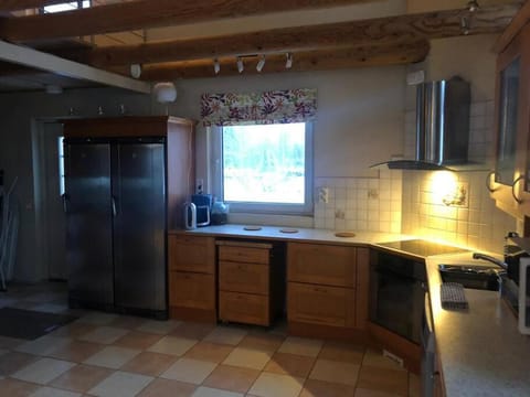 Kotimaailma - Iso ja viihtyisä omakotitalo saunalla 9 henkilölle Apartment in Helsinki