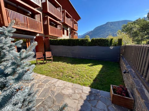 Property building, Day, Natural landscape, Garden, Garden, Garden view, Mountain view