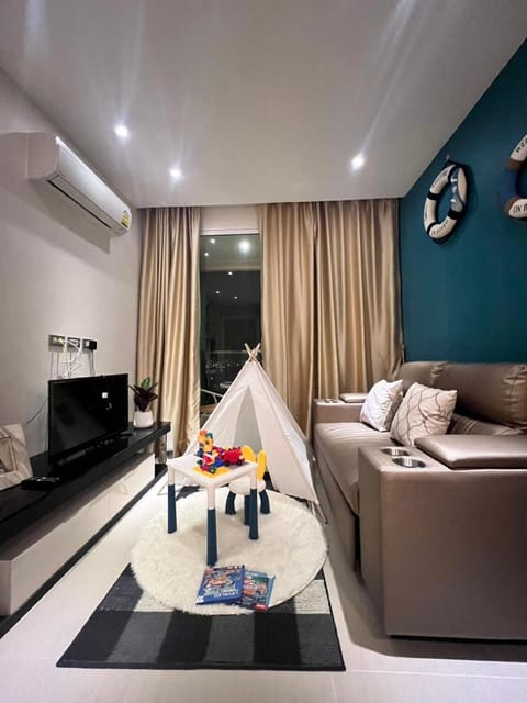 TV and multimedia, Living room, Seating area, air conditioner