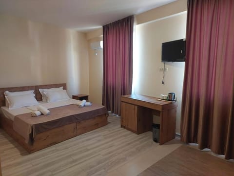 Property building, Bed, TV and multimedia, Photo of the whole room, Bedroom, towels