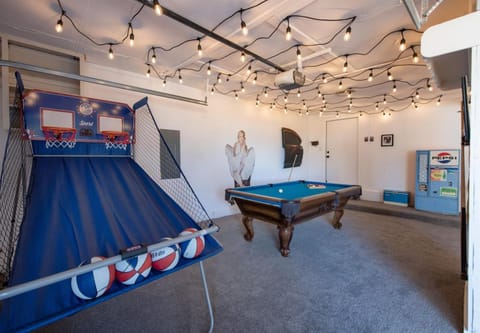 Billiard, Game Room