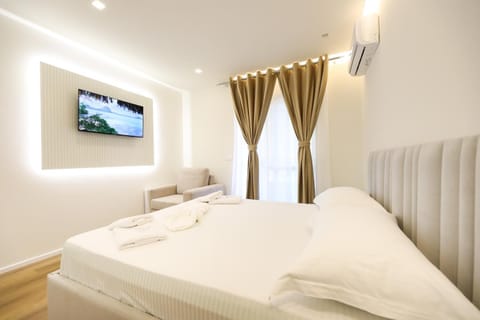 Bed, TV and multimedia, Photo of the whole room, Bedroom, towels, air conditioner