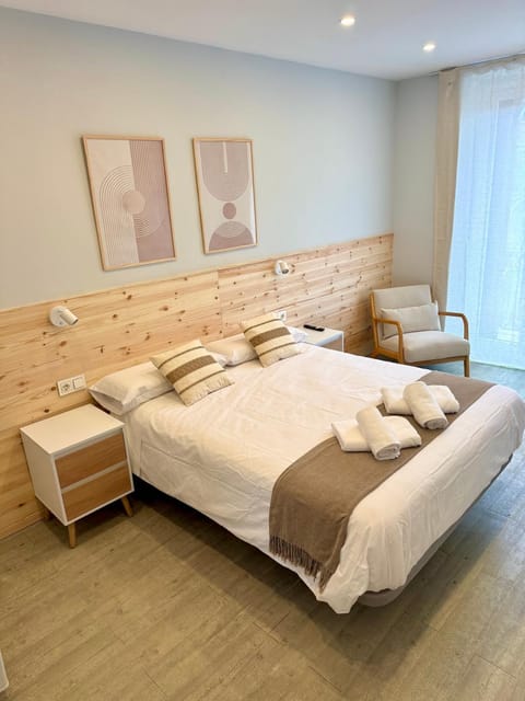 Bed, Living room, Photo of the whole room, Seating area, Bedroom, towels