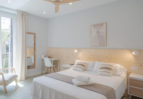 Bed, Photo of the whole room, Bedroom, City view, towels