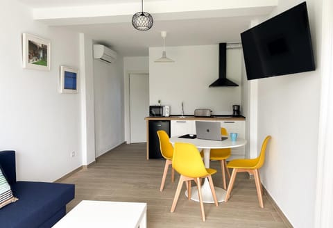 TV and multimedia, Kitchen or kitchenette, Living room, Seating area, Dining area, hair dresser, minibar