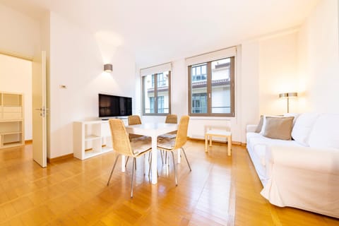 TV and multimedia, Seating area, Dining area