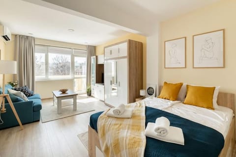 Bed, TV and multimedia, Living room, towels