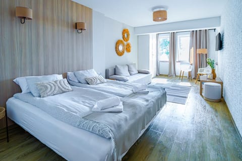 Bed, TV and multimedia, Photo of the whole room, Seating area, Bedroom, towels