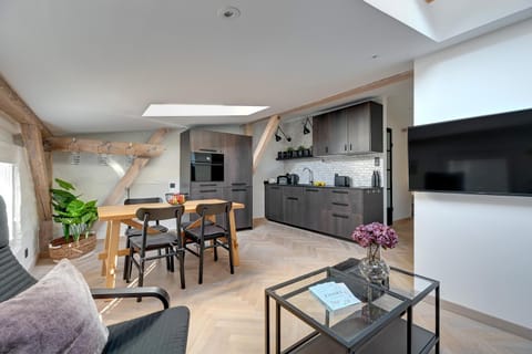 TV and multimedia, Kitchen or kitchenette, Living room, Seating area, Dining area