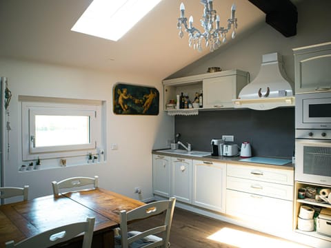 Kitchen or kitchenette, Dining area, minibar, pet friendly, stove