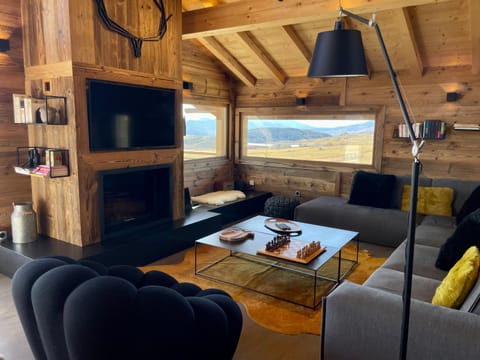 Natural landscape, TV and multimedia, Living room, Seating area, Mountain view