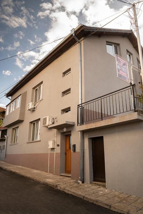 Property building, Day, Neighbourhood