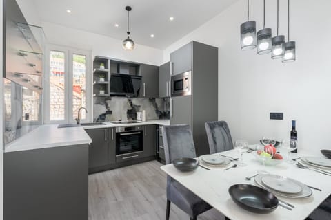 Kitchen or kitchenette, Food and drinks, Dining area, Food, dishwasher, minibar, pet friendly, stove, stove, kitchen