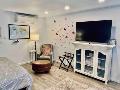 Butterfly Suite Hot Tub BBQ Private Apartment in Ahwahnee