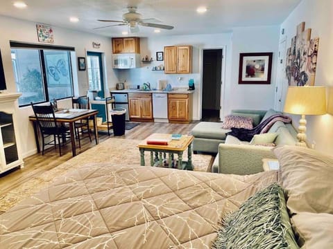 Butterfly Suite Hot Tub BBQ Private Apartment in Ahwahnee