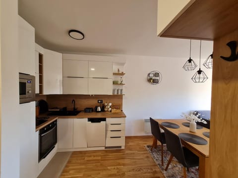Kitchen or kitchenette, Dining area, dishwasher, minibar, pet friendly, stove, toaster